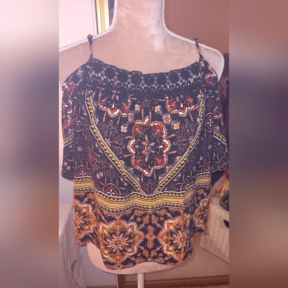 Meraki ~ Boho Black Tan Geometric Cold Shoulder Blouse with Crochet Neckline (L) - Picture 14 of 15
